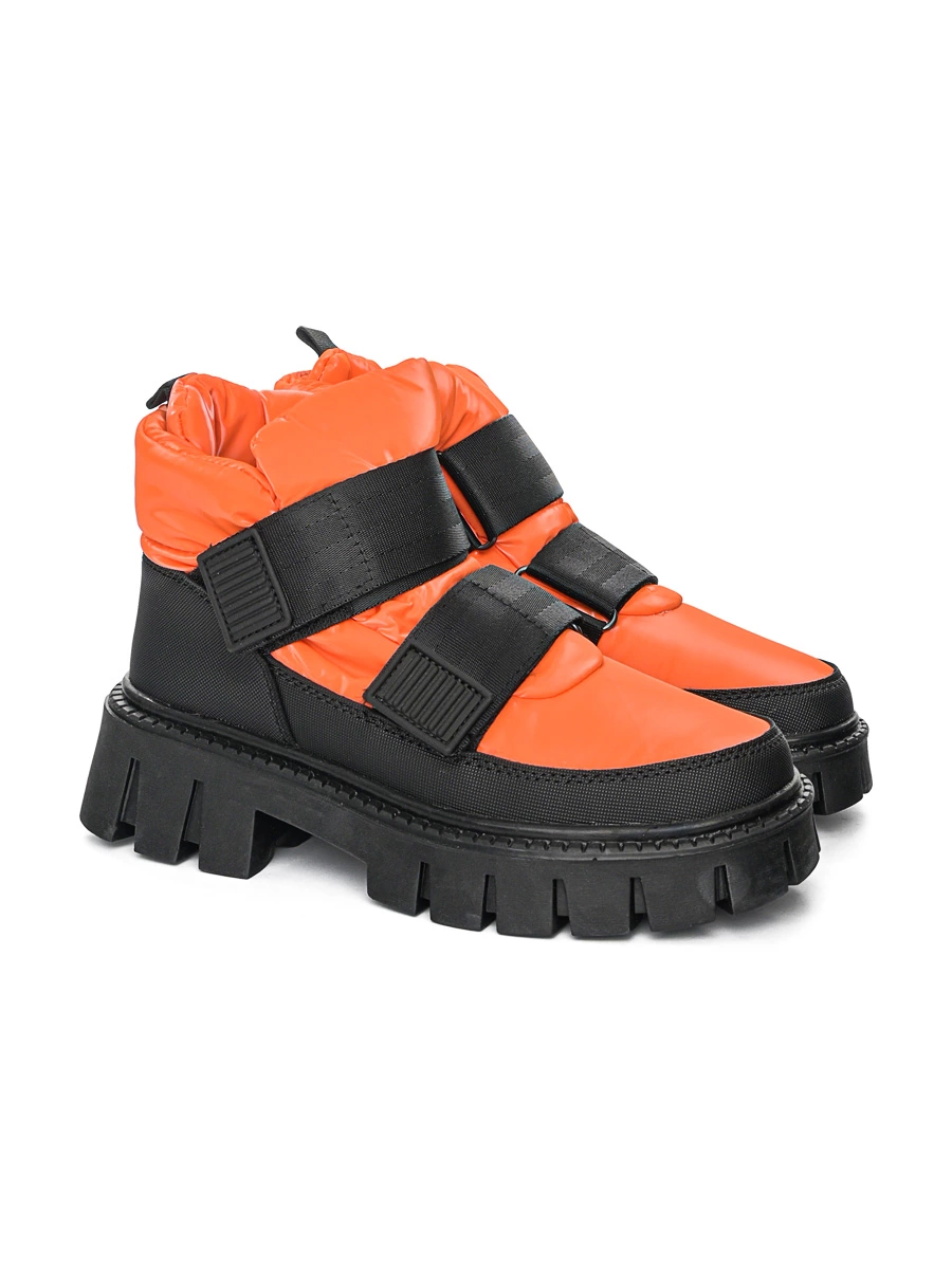 Ботинки оранжевого цвета с рельефным протектором